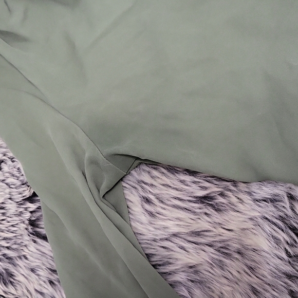 Green flowy blouse - Picture 3 of 4